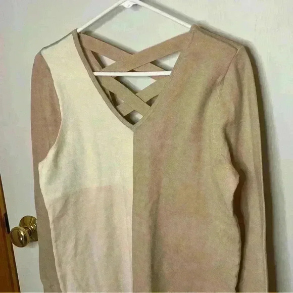 Love Ellie Sweater Womens Large White Tan Pink 
V Neck , Long Sleeve NWOT - Picture 3 of 8
